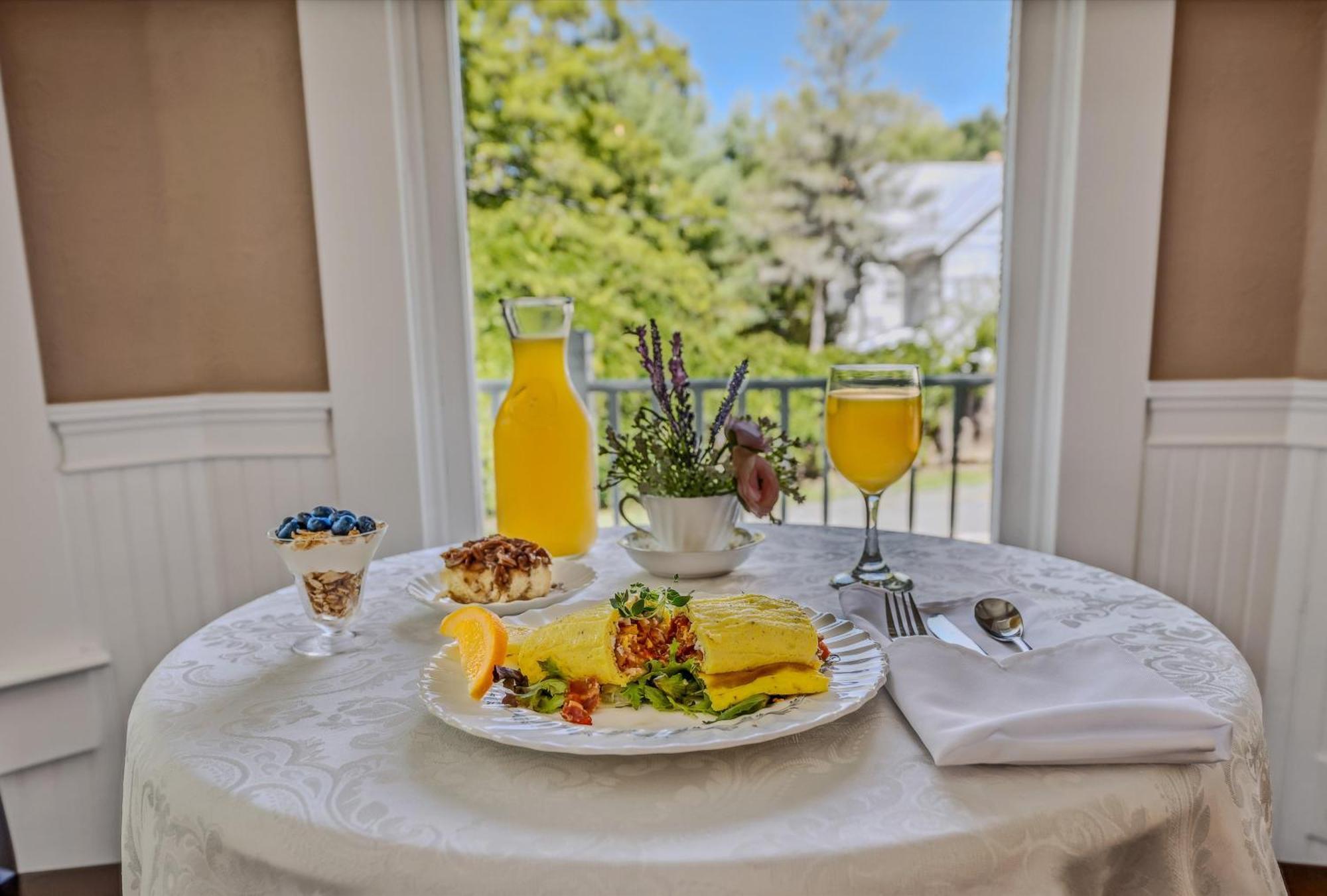 The Grand Castalian Inn Bed And Breakfast Berkeley Springs Exterior photo