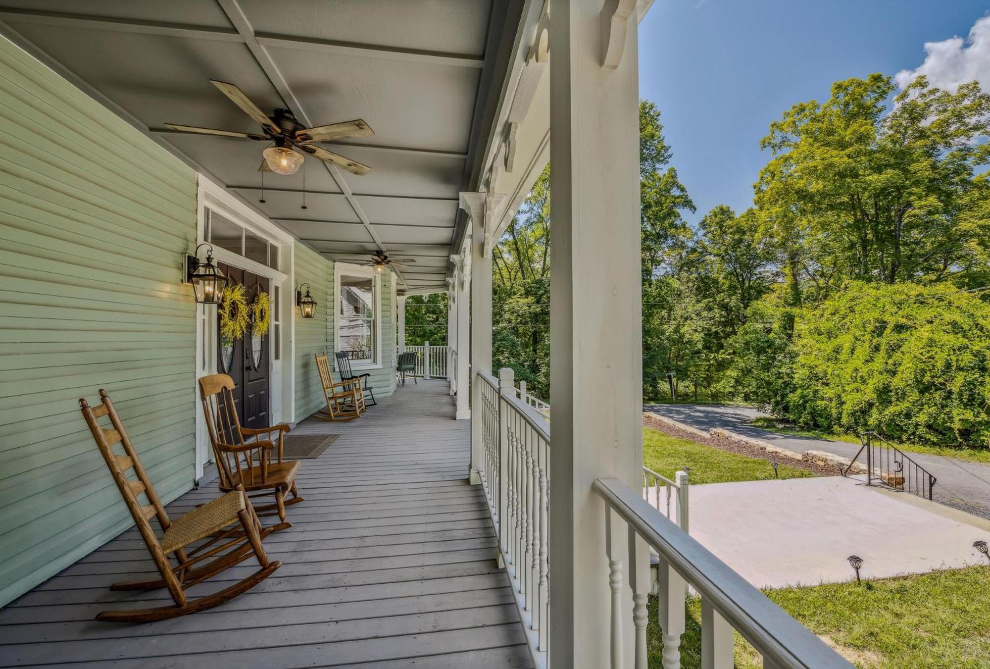 The Grand Castalian Inn Bed And Breakfast Berkeley Springs Exterior photo