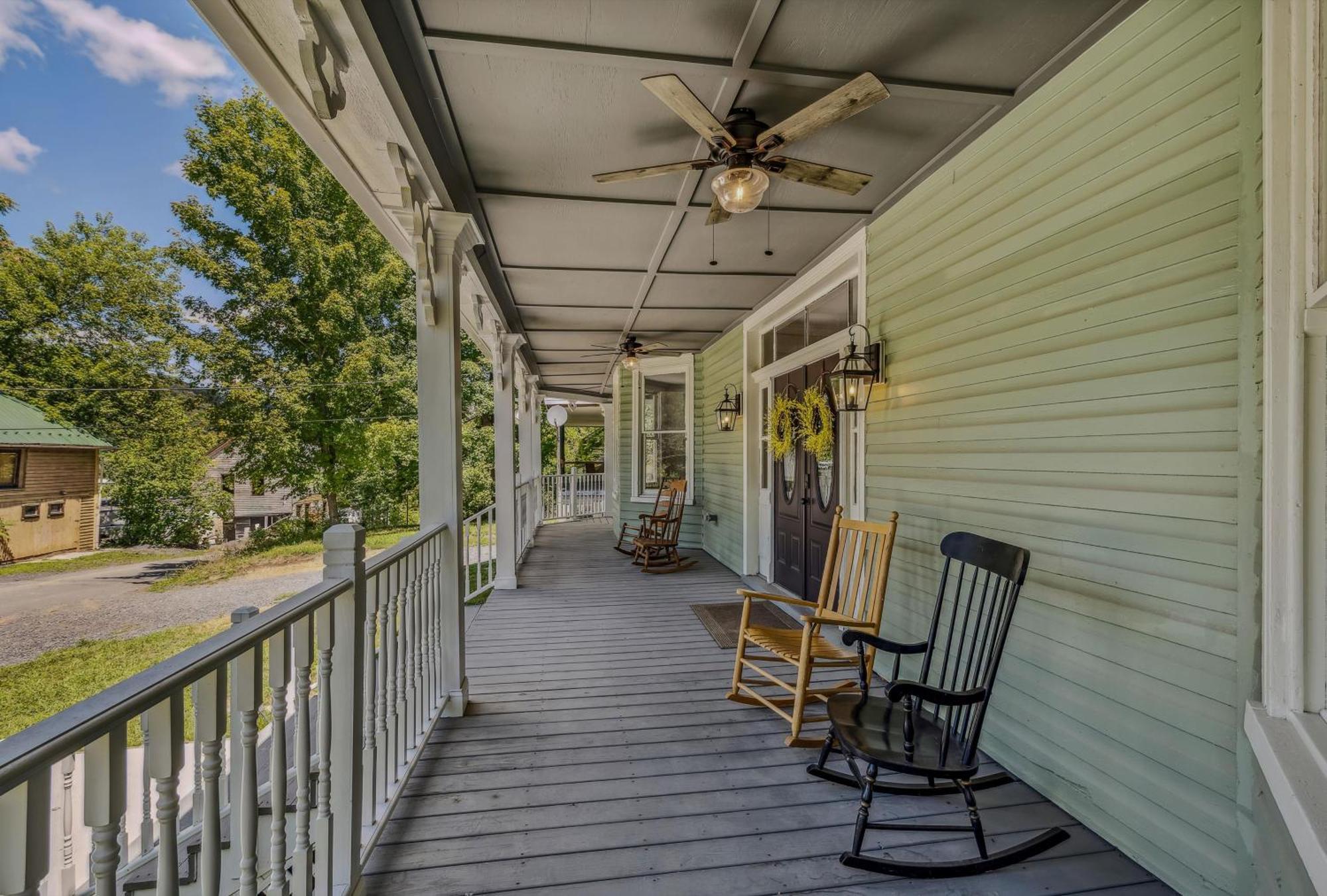The Grand Castalian Inn Bed And Breakfast Berkeley Springs Exterior photo