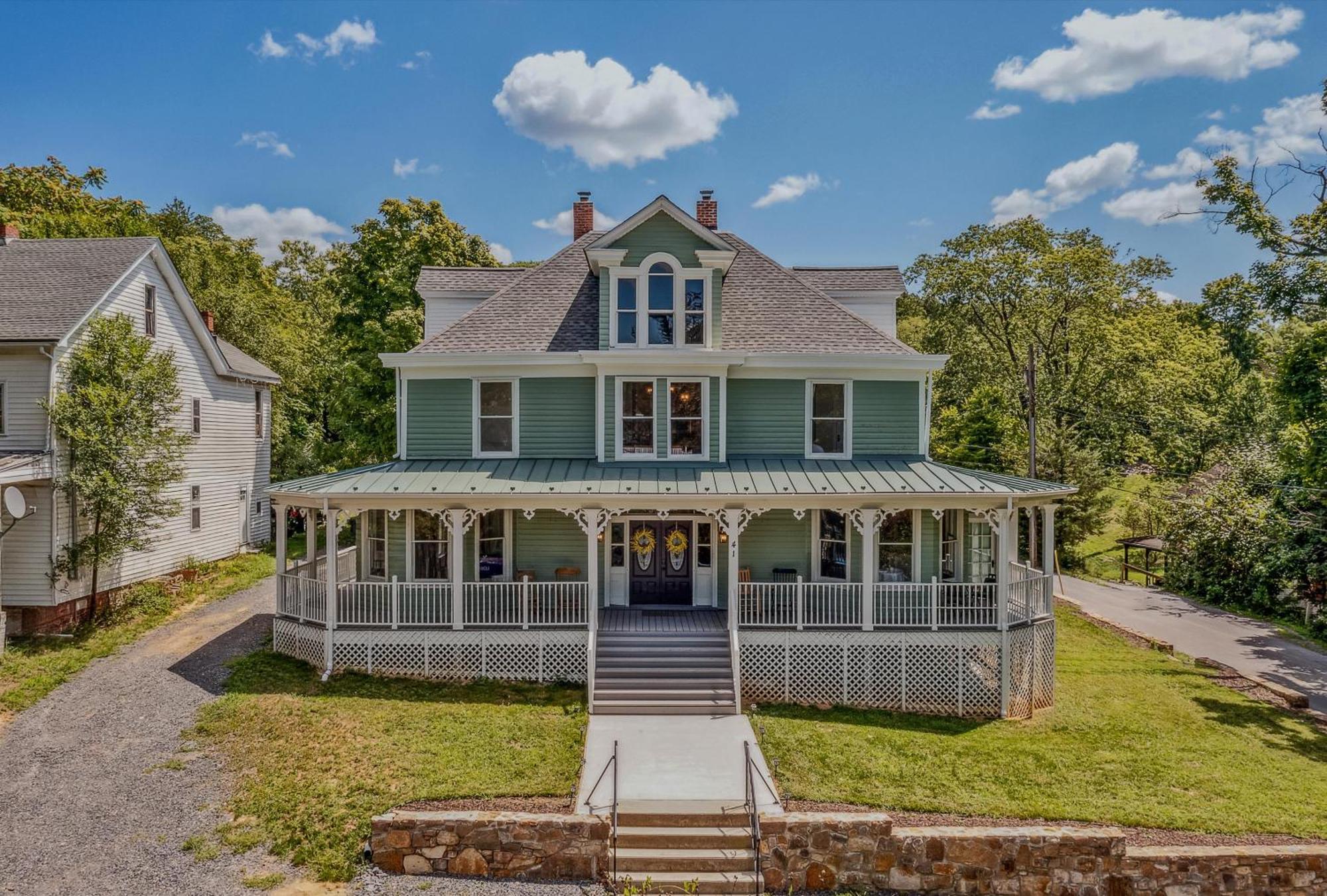 The Grand Castalian Inn Bed And Breakfast Berkeley Springs Exterior photo