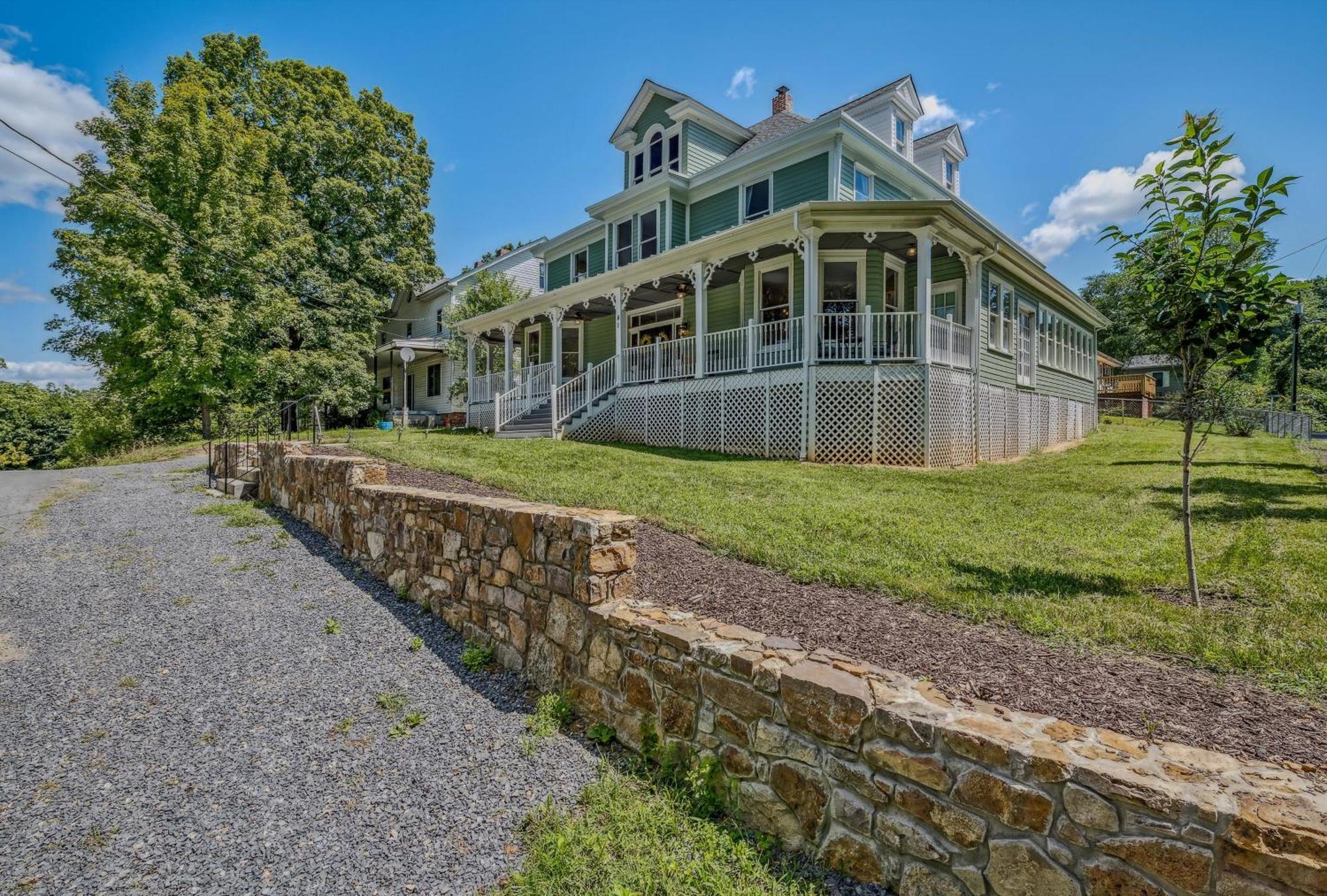 The Grand Castalian Inn Bed And Breakfast Berkeley Springs Exterior photo